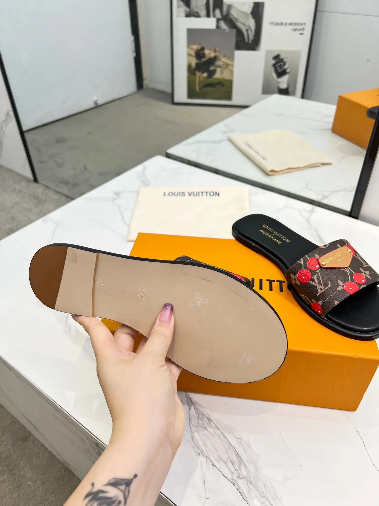 👟👟Ex-factory price 320👟👟 Genuine leather sole +40 Louis Vuitton, 1:1 advanced customization upper, fabric: customized LV special fabric, lining: sheepskin, original molding hardware, code number: 35-42, order with pictures, welcome to send pictures to place an order,